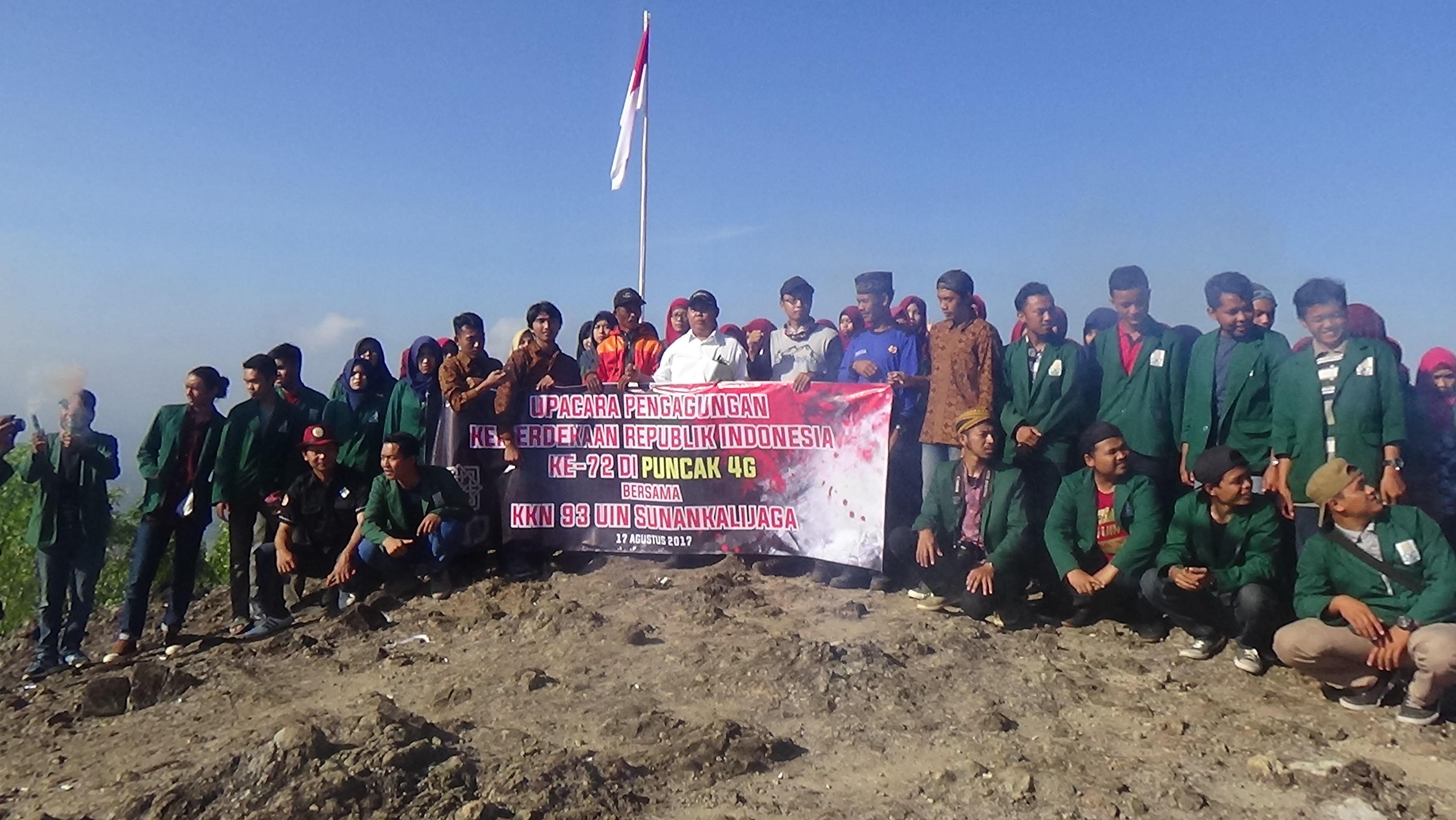Sambut Kemerdekaan, KKN UIN/UMY dan Karangtaruna Adakan Upacara di Puncak 4G