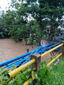 Sungai Dekat Gedung Kesenian Wonosari meluap 2