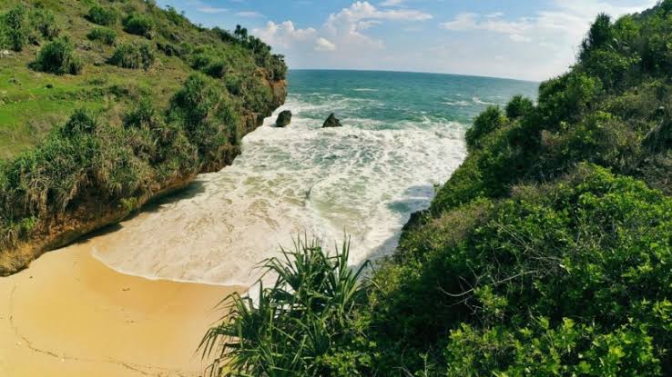 PANTAI SRAKUNG PUCUNG GUNUNGKIDUL COCOK UNTUK WISATAWAN YANG INGIN