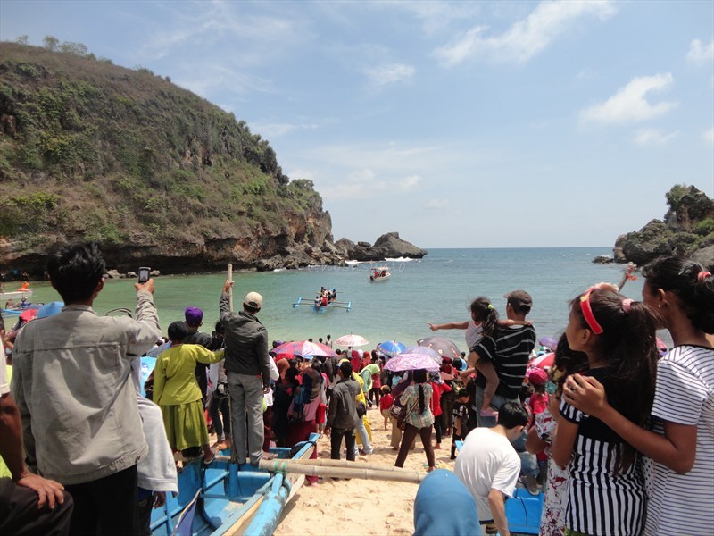 Labuhan di Pantai Selatan Gunungkidul